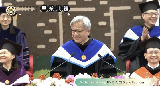 젠슨 황 엔비디아CEO가 27일(현지시간) 국립대만대학교 졸업식에서 축사를 맡았다. 황은 “AI(인공지능)가 대만산업에 황금기회를 창출할 것”이라고 말했다. 사진 엔비디아
