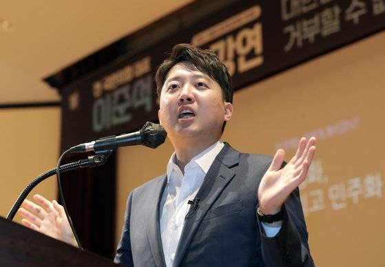 이준석 전 국민의힘 당 대표가 지난 16일 오후 서울 관악구 서울대학교 문화관에서 초청 강연을 하고 있다. 뉴시스