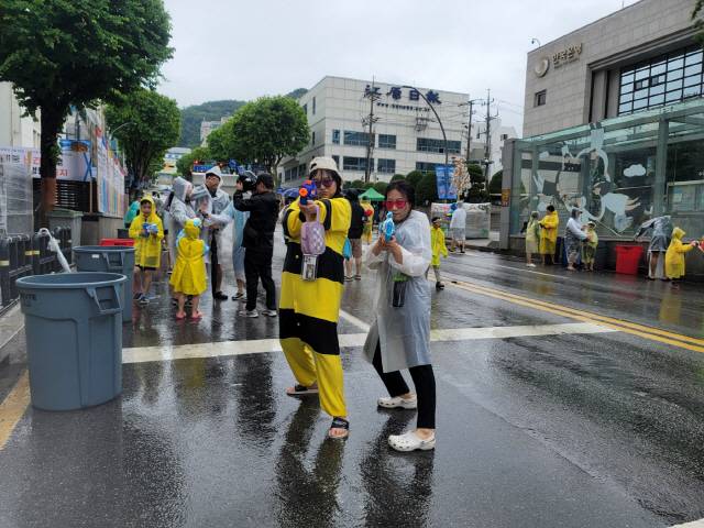 ▲ 거리에서 물놀이를 즐기고 있는 시민들.