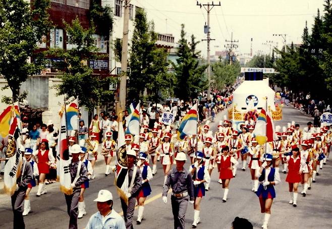 1980년대초 울산 대표축제인 공업축제에서 기수단과 관악대들이 시가지 퍼레이드를 벌이고 있다./울산시 제공
