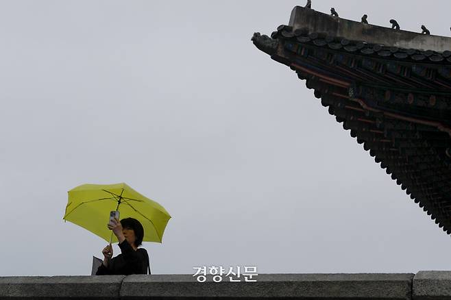 서울 등 전국 곳곳에 비가 내리고 있는 28일 서울 종로구 경복궁에서 관광객들이 우산을 쓴 채 관람을 하고 있다. 문재원 기자