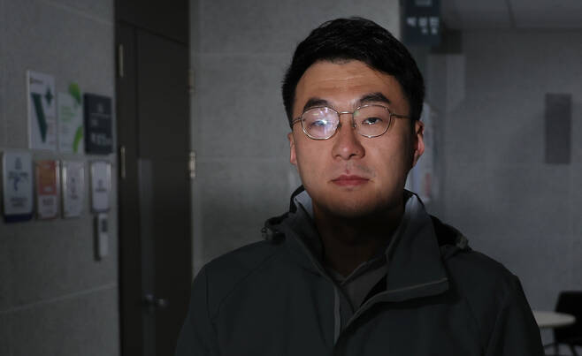 민주당 김남국 의원이 14일 오전 국회 의원실로 출근하고 있다. 김 의원은 출근 후 페이스북을 통해 탈당을 선언했다. 연합뉴스