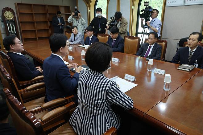 국회 행정안전위원회 여당 간사인 이만희 의원과 정우택·조은희 의원이 북한의 해킹 시도와 사무총장 자녀 특혜 채용 의혹과 관련해 지난 23일 오전 경기도 과천 중앙선거관리위원회를 항의 방문, 박찬진 사무총장, 송봉섭 사무차장 등과 면담하고 있다. 연합뉴스