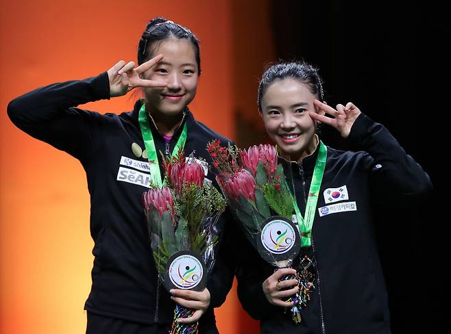 ‘은은’하게 빛났다 신유빈(왼쪽)과 전지희가 28일 2023 국제탁구연맹(ITTF) 세계선수권대회 여자복식에서 준우승을 차지하고 은메달을 목에 건 채 시상대에서 포즈를 취하고 있다. 더반 | 신화연합뉴스