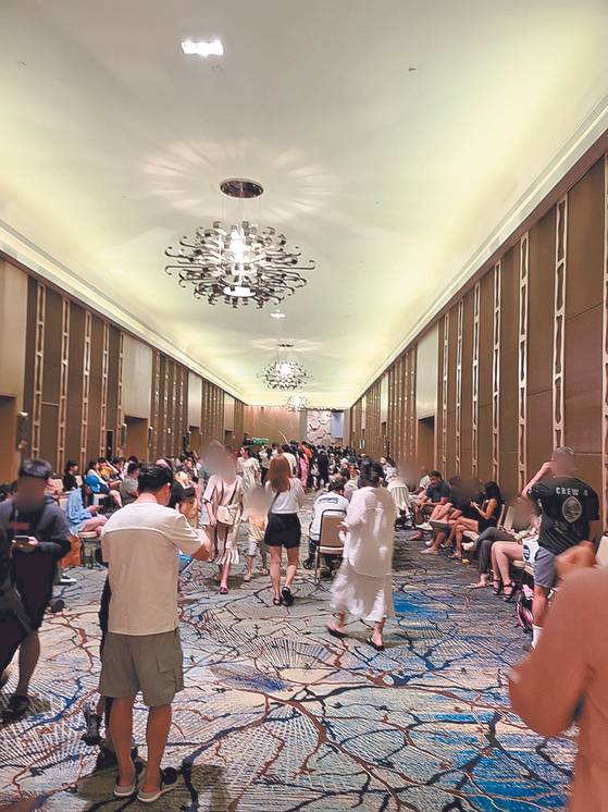 Tourists gather at a lobby in a hotel in Guam last Wednesday, in this photo provided to the JoongAng Ilbo. [JOONGANG ILBO]