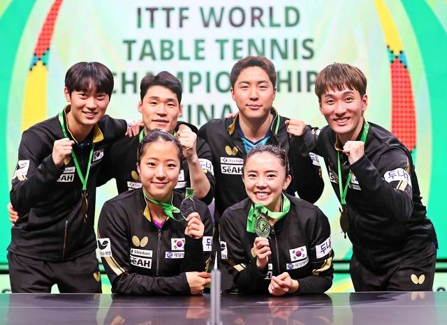 한국 탁구 국가대표팀이 27일(현지시간) 남아프리카공화국 더반의 인터내셔널컨벤션센터(DICC)에서 열린 2023 국제탁구연맹(ITTF) 세계탁구선수권대회 시상식을 마친 뒤 메달을 목에 걸고 포즈를 취하고 있다. 오른쪽 아래부터 시계방향으로 전지희, 신유빈, 조대성, 장우진, 임종훈, 이상수. 대한탁구협회