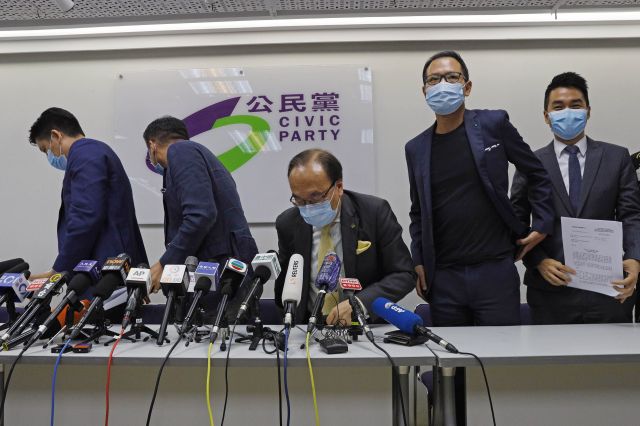 앨런 렁 공민당 주석(오른쪽에서 세 번째) 등 홍콩 민주화를 요구하는 인사들이 2020년 7월 입법회(의회) 선거 출마 자격을 상실한 뒤 기자회견장을 떠나는 모습. 홍콩 제2야당인 공민당은 27일 특별 회원 총회를 열어 자진 해산안을 통과시켰다. AP연합뉴스
