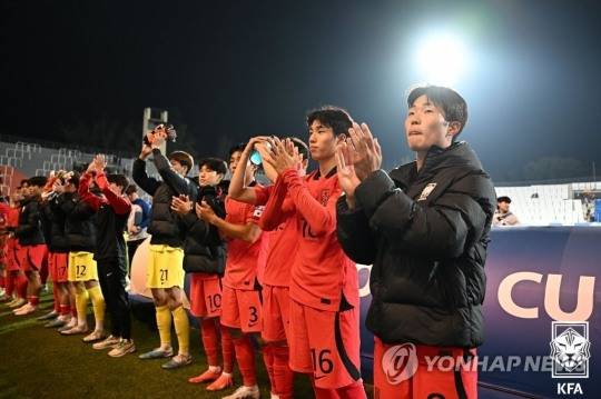 26일(한국시간) 아르헨티나 멘도사 스타디움에서 열린 2023 국제축구연맹(FIFA) 20세 이하(U-20) 월드컵 조별리그 F조 2차전 온두라스와의 경기에서 2-2 무승부를 거둔 대표팀 선수들이 관중석을 향해 손뼉을 치고 있다. [대한축구협회 제공]