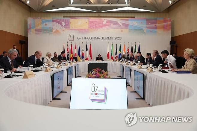 G7 정상회의 확대세션 참석한 윤석열 대통령과 젤렌스키 우크라이나 대통령 [사진 = 연합뉴스]