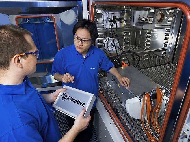 삼성SDI와 보쉬의 전기자동차용 배터리 합작사인 SB리모티브의 연구원들이 독일 연구소에서 개발 중인 리튬이온배터리를 살펴보고 있다.  (삼성SDI)