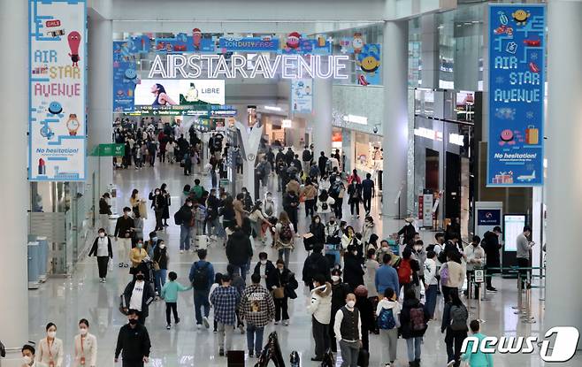 (인천공항=뉴스1) 이동해 기자 = 29일 인천국제공항 제1여객터미널에서 이용객들이 면세점을 둘러보고 있다.   29일 인천공항공사에 따르면 공사는 인천공항의 면세사업권 입찰공고를 이날 낼 것으로 파악됐다. 입찰 대상은 인천공항 제1여객터미널(T1) 9개와 제2터미널(T2) 6개 등 총 15개 사업권이다. 면세사업권 21개 중 71%에 해당한다. 2022.12.29/뉴스1  Copyright (C) 뉴스1. All rights reserved. 무단 전재 및 재배포 금지.