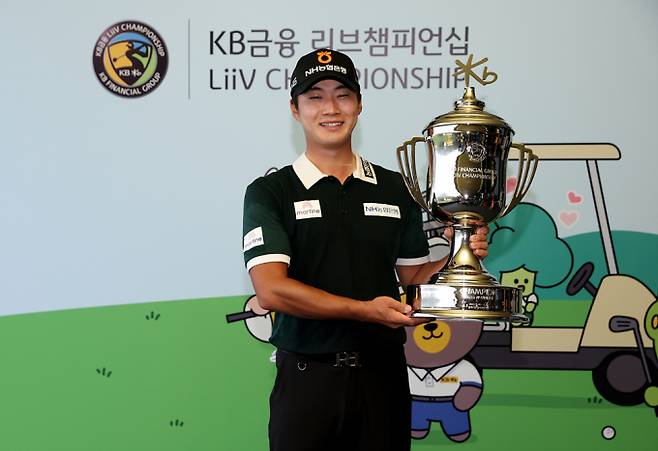 코리안투어 KB금융 리브 챔피언십 정상에 오른 김동민이 우승컵을 들고 기념 촬영을 하고 있다. /사진= KPGA