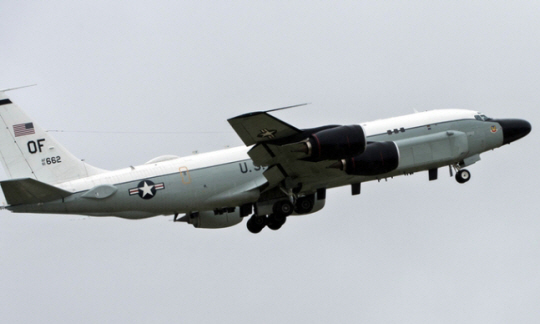 미 공군의 RC-135S 코브라볼 전자정찰기. 수백㎞ 밖에서 미사일 발사 징후 포착이 가능해 북한의 미사일 도발 조짐이 있을 때 한반도 상공에 출현한다. 미 공군 홈페이지 캡처