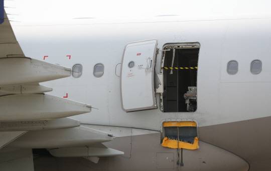 26일 대구국제공항에 비상착륙한 아시아나 비행기의 출입구 비상개폐 흔적이 고스란히 남아 있다. 연합뉴스