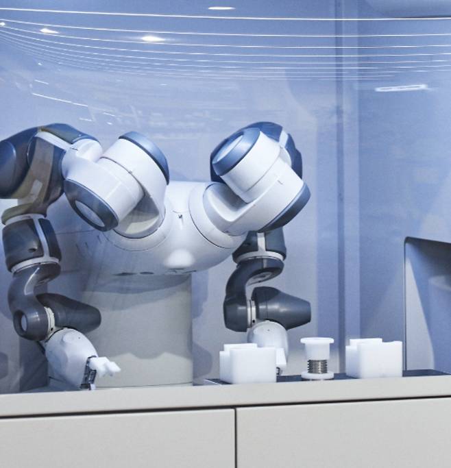 AI(인공지능)가 피부 색 진단을 마치면, 이를 바탕으로 로봇이 단 하나뿐인 맞춤형 화장품을 제조한다. [아모레퍼시픽 제공]