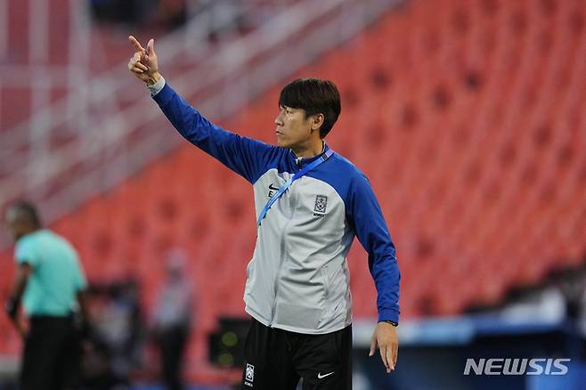 [멘도사=AP/뉴시스] 김은중 감독이 25일(현지시각) 아르헨티나 멘도사의 말비나스 스타디움에서 열린 2023 국제축구연맹(FIFA) U20 월드컵 F조 조별리그  2차전 온두라스와의 경기 중 작전 지시를 하고 있다. 한국은 온두라스와 2-2로 비기며 1승1무(승점4)로 조 2위를 기록했다. 2023.05.26.