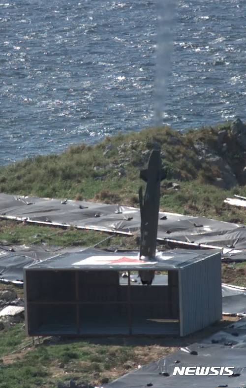 [서울=뉴시스] 공군과 방위사업청은 지난 2017년 9월12일 장거리 공대지 유도미사일 '타우러스(TAURUS)' 최초 실사격을 성공적으로 완수했다고 이튿날인 13일 밝혔다. 이날 F-15K 전투기에서 발사된 미사일은 약 400㎞를 자체항법으로 비행한 뒤 직도사격장의 표적을 정확하게 명중했다. 사진은 타우러스 미사일이 직도사격장에 설치된 목표물을 정확히 명중해 관통하고 있는 모습. 2023.05.28. (사진=공군 제공) photo@newsis.com