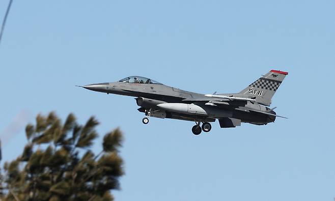 미 공군 F-16 전투기가 착륙을 위해 지상에 접근하고 있다. 연합뉴스