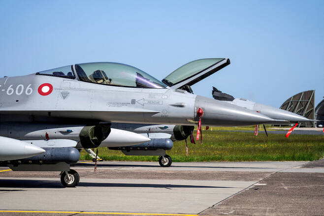 덴마크 공군 F-16 전투기들이 지상에서 대기하고 있다. 로이터 연합뉴스