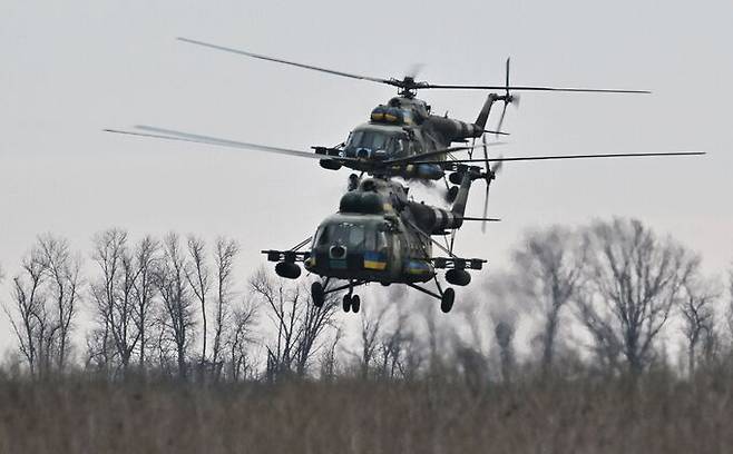 우크라이나군 MI-8 헬기들이 저공비행하며 지상에 접근하고 있다. AFP 연합뉴스