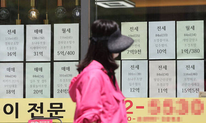 아파트 전세 가격 하락세가 이어지면서 역전세난 우려가 커지는 가운데 지난 22일 오후 서울 종로구의 한 부동산 중개업소 앞에 전세 매물 등 부동산 매물 정보가 게시되어 있다. 연합뉴스