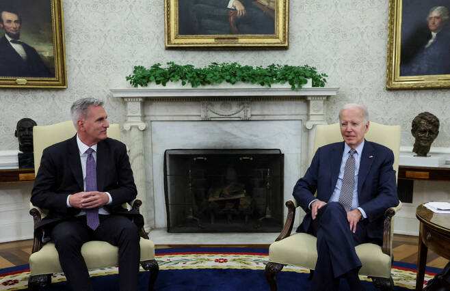 지난 22일(현지 시각) 조 바이든 미국 대통령(오른쪽)이 백악관 대통령 집무실에서 케빈 매카시 하원의장과 부채 한도 협상을 하고 있다.&nbsp;ⓒ로이터=연합뉴스