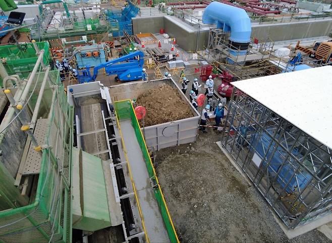 한국 정부의 후쿠시마 오염수 전문가 시찰단이 지난 24일 후쿠시마 제1원자력발전소 현장 시찰을 하고 있다. ⓒ 도쿄전력 제공