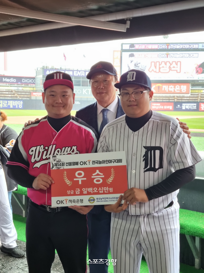 선동열 전 야구대표팀 감독이 지난 27일 수원 KT위즈파크 에서 열린 제14회 선동열배 OK 전국농아인야구대회 우승팀 시상을 하고 있다. 수원|배재흥기자