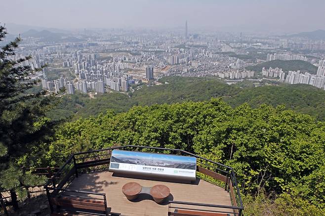 잠실과 롯데월드타워가 보이는 서문전망대 (경기 광주). 사진제공|박상준(여행작가)
