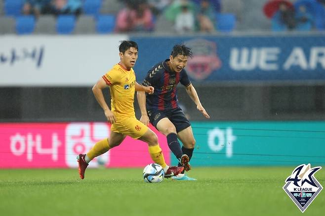 ▲ 경기 내내 경합했던 두 팀의 선수들. ⓒ한국프로축구연맹