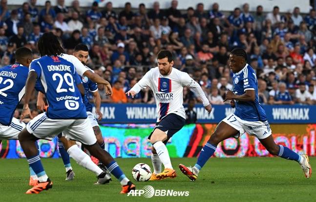 수비 여러명을 앞에 두고 유려한 드리블을 뽐내는 메시(가운데). /AFPBBNews=뉴스1