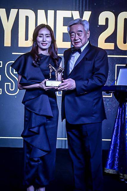 수상한 정재은 코치 2000년 시드니올림픽 여자 57㎏급 우승자인 정재은 코치가 27일(현지시간) 아제르바이잔 바쿠 헤이다르 알리에프 센터에서 열린 세계태권도연맹(WT) 창립 50주년 기념 갈라어워즈 골든 주빌리에서 2000년 올림픽 여자 최우수선수상을 받은 뒤 포즈를 취하고 있다. 오른쪽은 WT 조정원 총재. 2023. 5. 28. [세계태권도연맹 제공. 재배포 및 DB 금지]