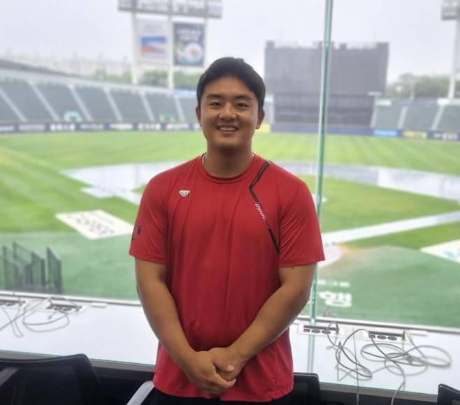 SSG 훈련복 입고 활짝 웃는 강진성 (서울=연합뉴스) 김경윤 기자 = SSG 랜더스로 트레이드 이적한 강진성이 28일 서울 잠실구장 기자실에서 활짝 웃고 있다. 2023.5.28. cycle@yna.co.kr