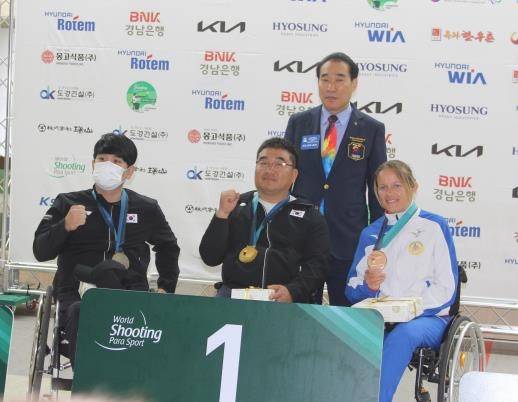 금메달 획득한 박세균 장애인 사격 박세균(가운데)이 28일 창원국제사격장에서 열린 2023 창원장애인사격월드컵대회 P5(혼성 10ｍ 공기권총) 개인전에서 우승한 뒤 금메달을 목에 걸고 포즈를 취하고 있다. 왼쪽은 은메달을 딴 박철. [대한장애인사격연맹 제공. 재배포 및 DB 금지]