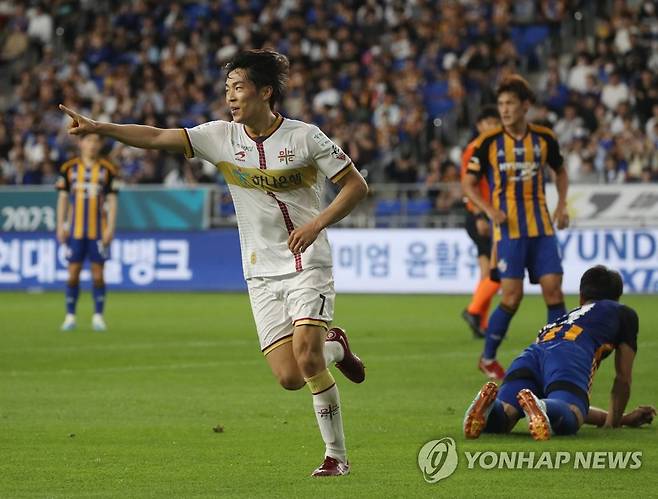 '역전이다' (울산=연합뉴스) 김용태 기자 = 28일 울산 문수축구경기장에서 열린 프로축구 하나원큐 K리그1 울산 현대와 대전하나시티즌의 경기에서 대전 마사가 역전 골을 넣고 환호하고 있다. 2023.5.28 yongtae@yna.co.kr