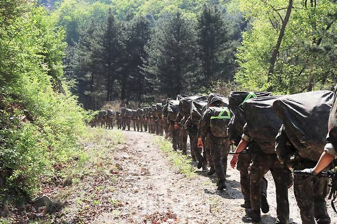 육군 장병들이 산악행군 훈련을 하고 있다. (사진=육군)