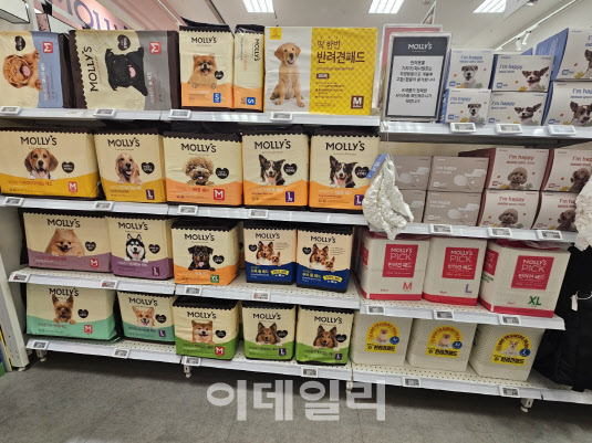 서울 중구의 한 애견용품 매장에 반려견 전용 일회용 배변패드가 진열돼 있다.(사진=이영민 수습기자)