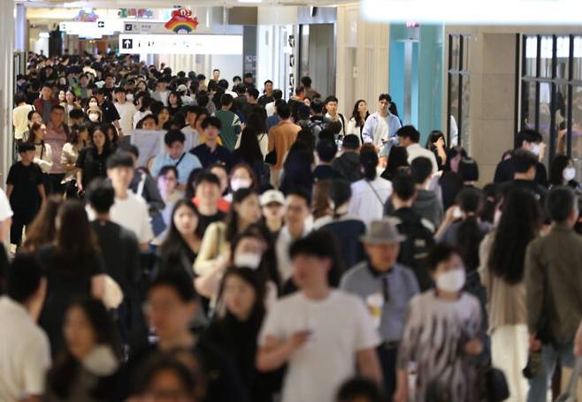 엔데믹을 앞둔 마지막 주말인 28일 서울 송파구 롯데월드몰이 사람들로 붐비고 있다. 방역수칙이 완화되면서 실내에서 마스크를 착용하는 사람보다 착용하지 않은 사람들이 더 많다. [사진=뉴스1]