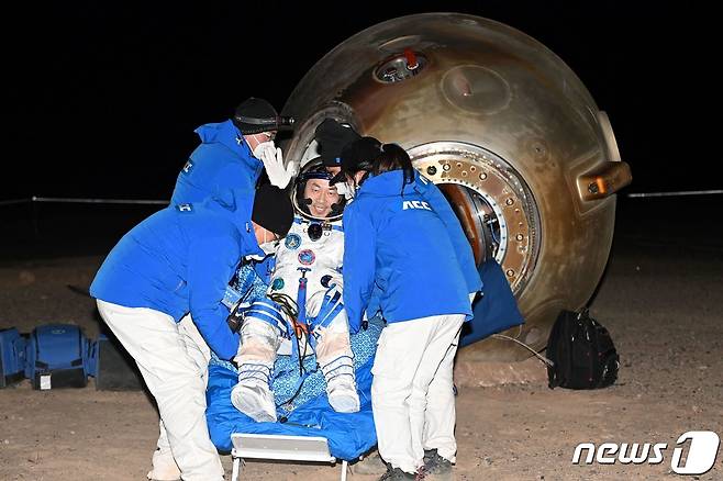 4일 오후 8시10분께 중국 네이멍구 둥펑 착륙장에 천둥, 류양, 차이쉬저(사진) 등 우주 비행사 3명을 태운 선저우 14호 캡슐이 착륙했다. 2022.12.4ⓒ AFP=뉴스1 ⓒ News1 정윤영 기자