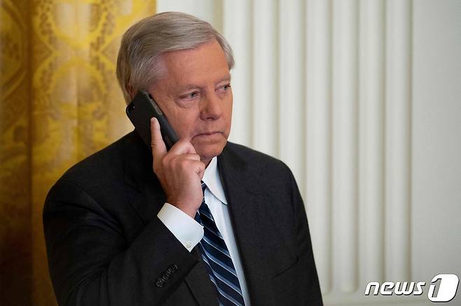 3일(현지시간) 린지 그레이엄 공화당 상원의원이 전화 통화를 하고 있다. ⓒ AFP=뉴스1 ⓒ News1 정윤미 기자