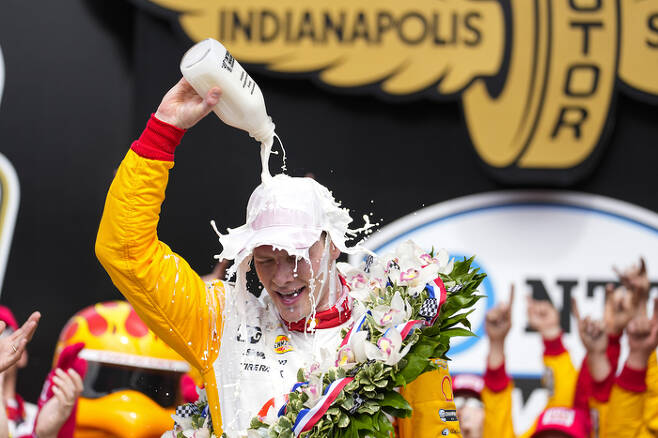 제107회 인디500 우승자 조셉 뉴가든이  전통의 우유 세리머니를 하고 있다. 인디애나폴리스|AP연합뉴스