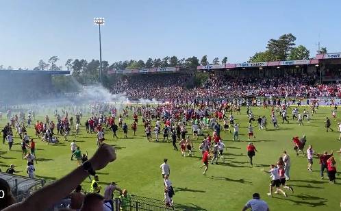 기쁨에 경기장에 난입하는 함부르크 팬들.&nbsp;ⓒ트위터 로날드 모건