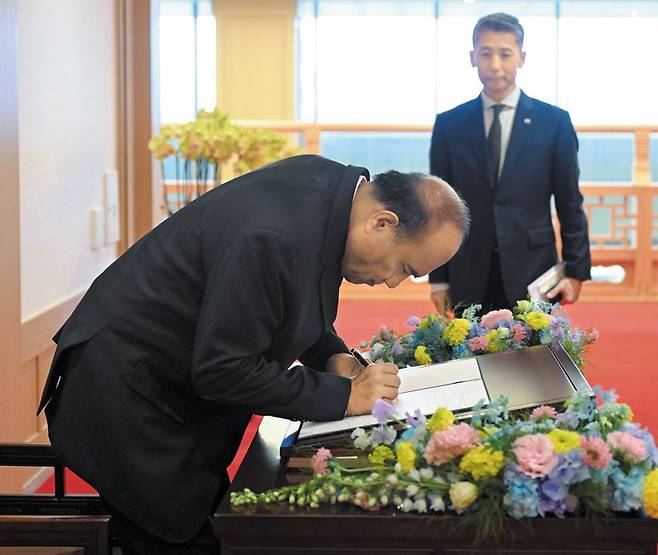 방명록 남기는 키리바시 대통령 - 타네티 마아마우 키리바시 대통령이 28일 서울 용산 대통령실 청사에서 방명록을 작성하고 있다. /연합뉴스