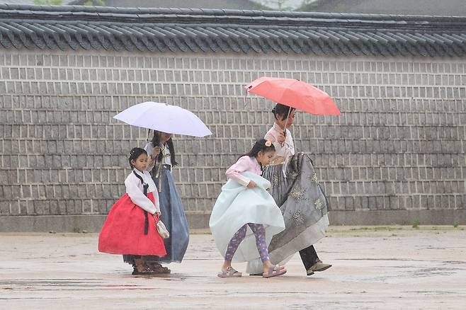 전국에 비가 내리는 28일 서울 경복궁을 찾은 외국인 관광객들이 우산을 쓰고 이동하고 있다. /뉴스1