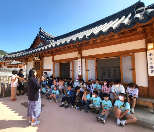 한국유교문화진흥원이 유교문화유산을 통해 어린이들의 몸과 마음이 바르게 성장할 수 있는 인성교육프로그램 '동몽들과 함께 놀기'를 운영하고 있다. 사진은 논산시 왕전초등학교 학생들이 행사에 참여하고 있다. 사진=한국유교문화진흥원 제공