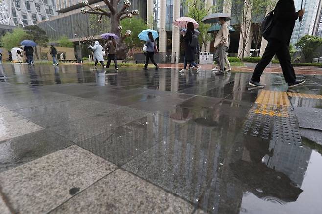 서울 영등포구 여의도역 인근에서 시민들이 우산을 쓰고 길을 걷고 있다. ⓒ데일리안