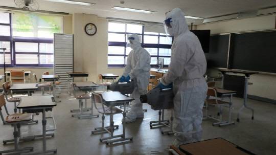 한 초등학교에서 방역 요원들이 분무 방식으로 방역·소독을 하고 있다. [연합뉴스]