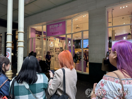 호주 시드니 시내 웨스트필드 백화점에 개관한 방탄소년단의 팝업 스토어 '스페이스 오브 BTS 인 시드니'. 연합뉴스