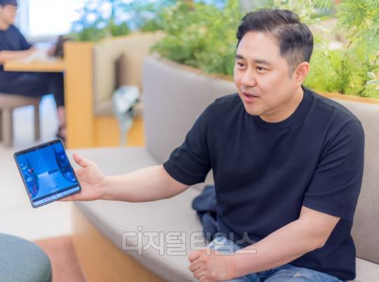 장원철 어반컴플렉스 대표가 오는 7월 예정된 어반브레이크 2023에 참여하는 작가의 작품을 소개하고 있다. 박동욱기자 fufus@