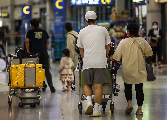 [인천공항=뉴시스] 정병혁 기자 = 29일 오후 인천국제공항 제1여객터미널 입국장에서 태풍 '마와르' 여파로 폐쇄됐던 괌 국제공항에 발 묶였던 여행객들이 귀국하고 있다. 2023.05.29. jhope@newsis.com <저작권자ⓒ 공감언론 뉴시스통신사. 무단전재-재배포 금지.> /사진=뉴시스화상